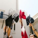 Come vestirsi per una laurea: consigli e regole di dress code per gli invitati