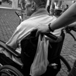 Caregiver: chi è, cosa fa e cosa prevede la legge